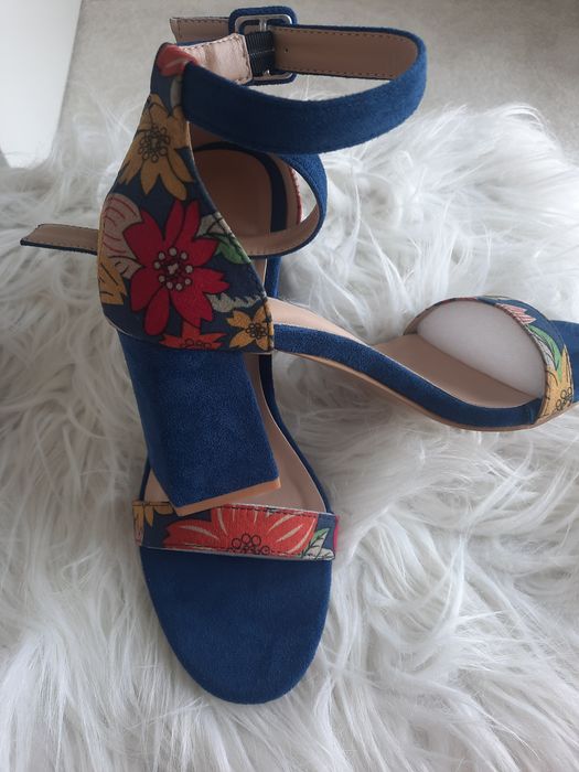 Sandálias novas com salto, tm 38