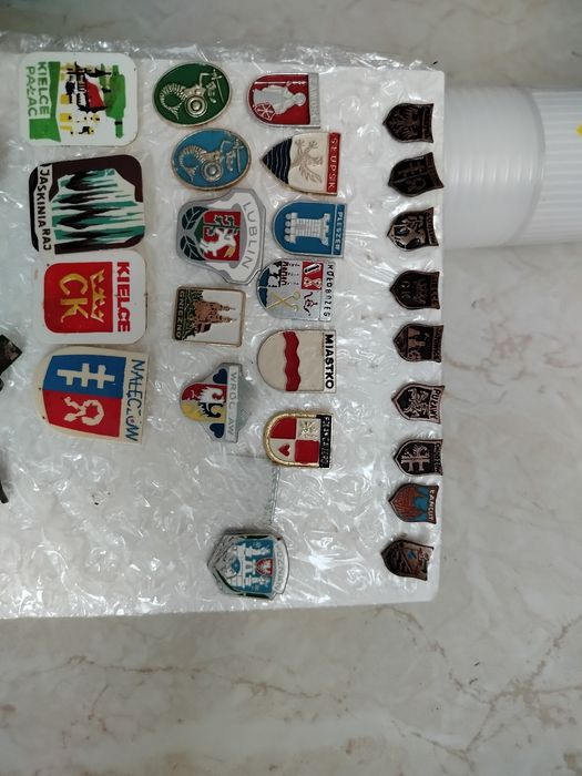 Odznaki przypinki herby miast PRL małe kolorowe zarezerwowane do 3 VII