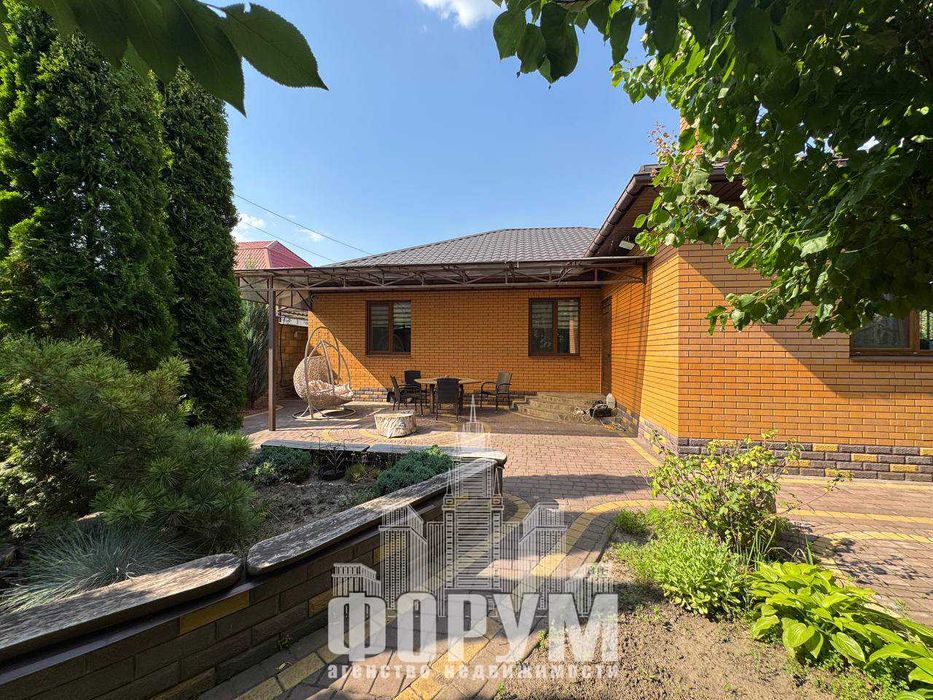 Современный дом в элитном поселке на Великом Лугу