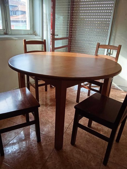 1 mesa /4 cadeiras / 1 poltrona + 1 sofá/ 1 móvel entrada + espelho