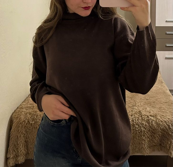 Светр коричневий з високою горловиною