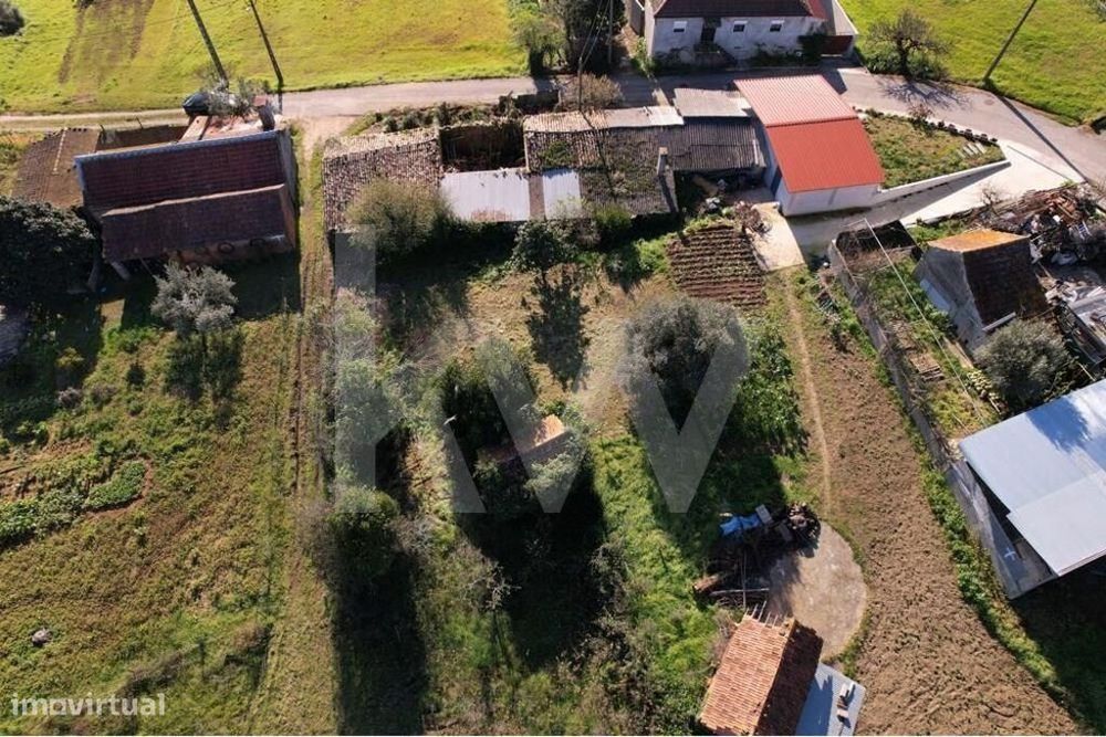 Moradia T2 para recuperar em Santo Ibério, Pombal, Leiria com terreno