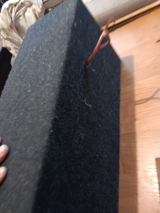 Głośniki widoczne na zdjęciach