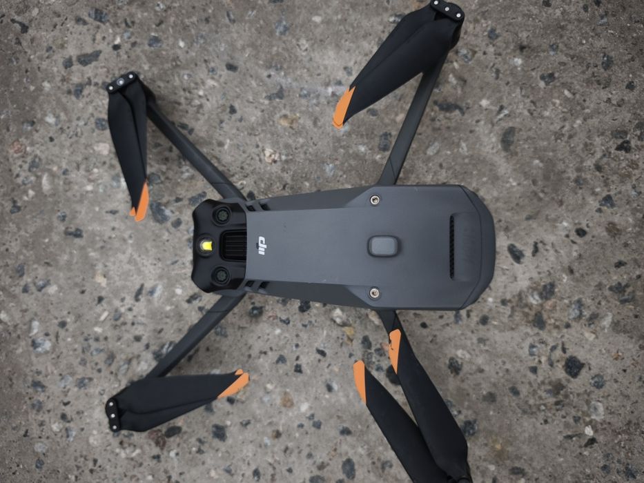 Квадрокоптер DJI Mavic 3T.