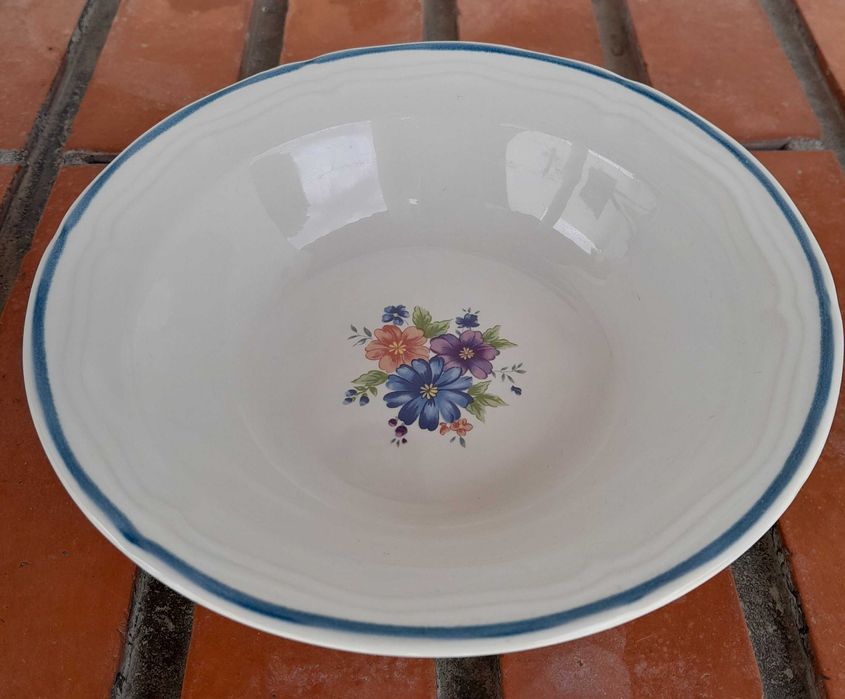 Tigelas porcelana inglesa e tailandesa