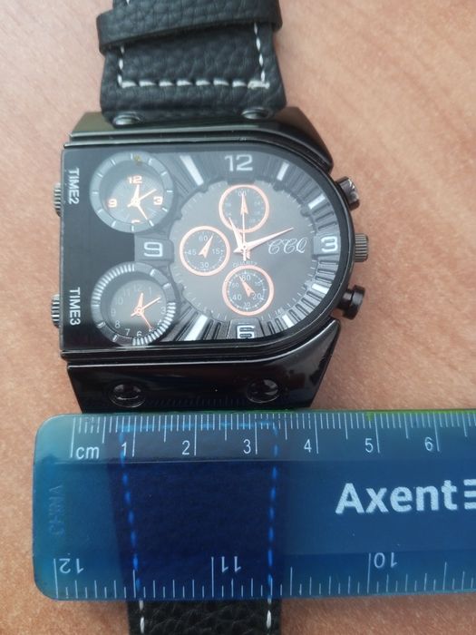 Чоловічий годинник.