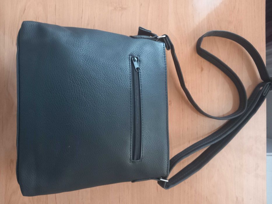 Czarna damska torebka – miękka, pojemna, stan jak nowa.