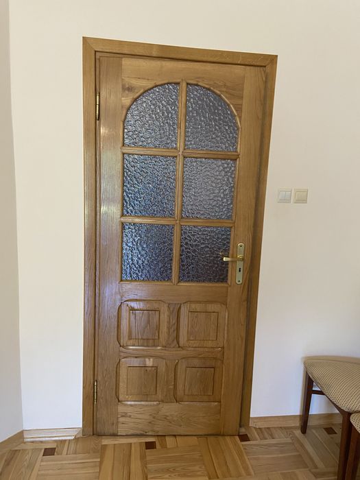 Drzwi dębowe z litego drewna z przeszkleniami