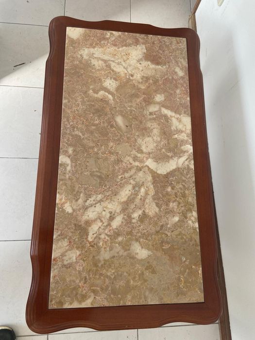 Mesa de apoio com tampo em mármore