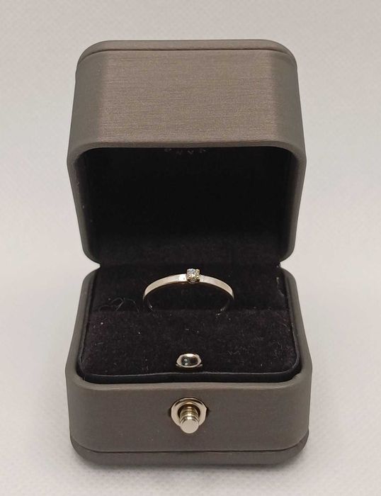 Золота каблучка з діамантом 
Проба-585