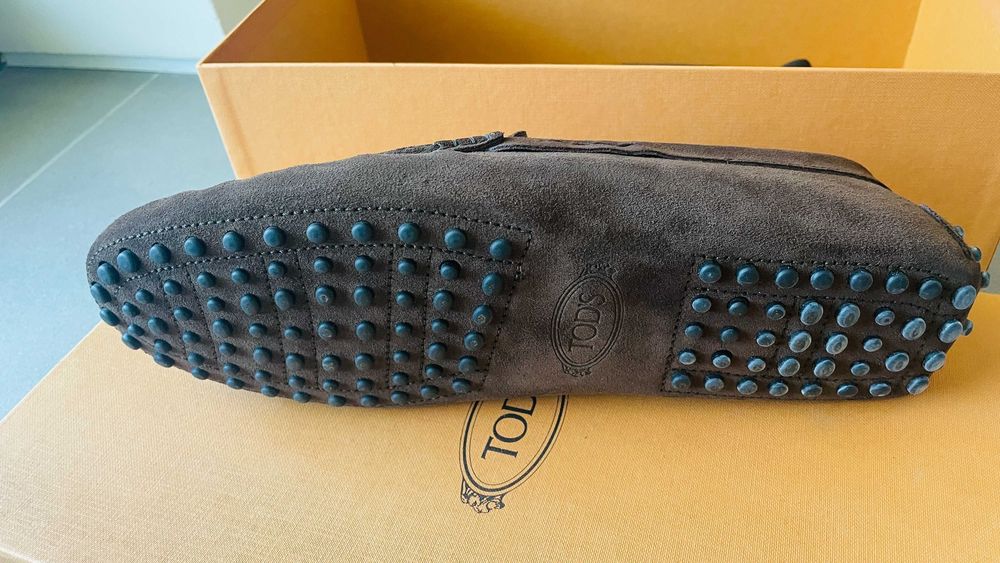 Sapatos de camurça Tod's, novos, sem uso e na caixa original.