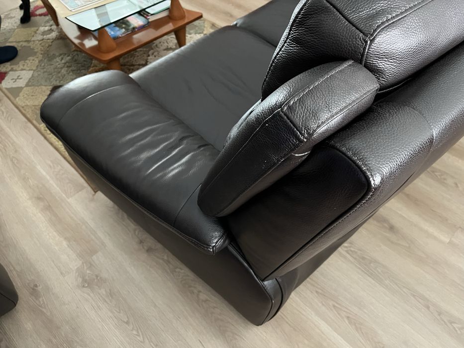 Sofá 2 lugares Chateaux d’Ax como novo em pele de cor preta