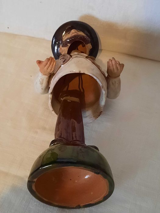 Zé Povinho figura de movimento em faiança das Caldas