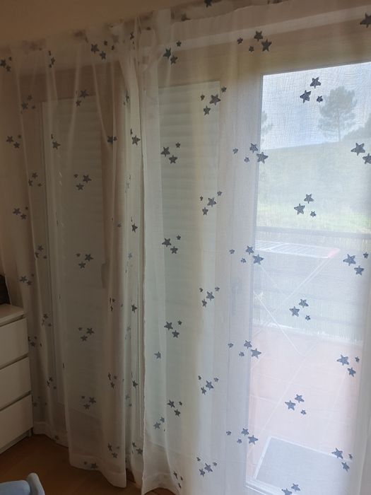 Vendo cortinas em linho branco com estrelas azuis. 
O preço delas nova