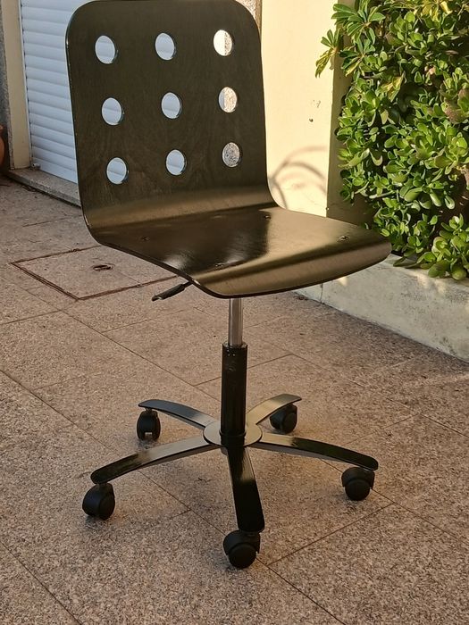Vendo CADEIRA GIRATÓRIA que sobe e desce a funcionar muito bem como nova. Possibilidade de entrega
