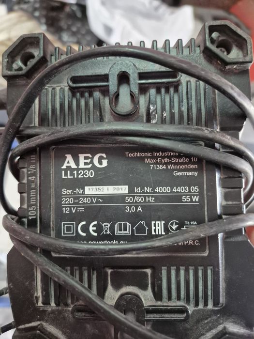 Зарядка для шуруповерта AEG