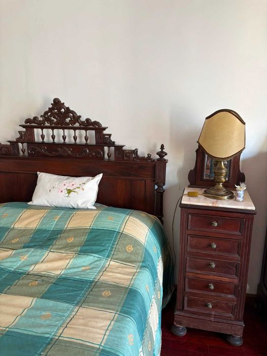 conjunto cama e mesas de cabeceira