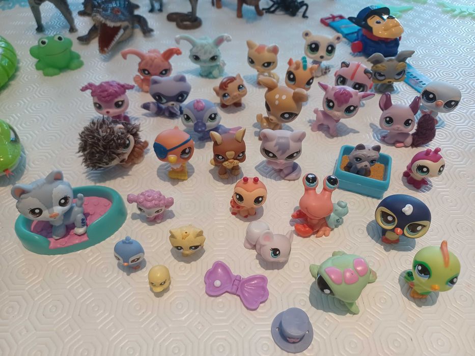 Vários brinquedos/figuras/jogos/animais.