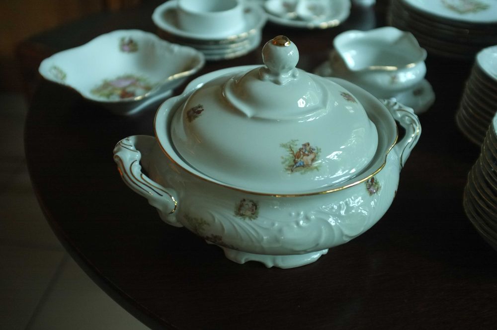 porcelanowy serwis obiadowy i kawowy WAWEL sceny dworskie Friederike