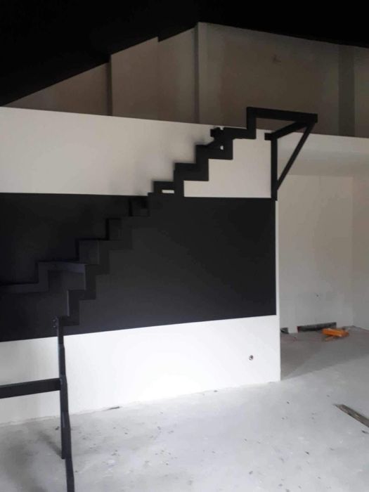 Schody metalowe oraz konstrucje ze stali czarnej.