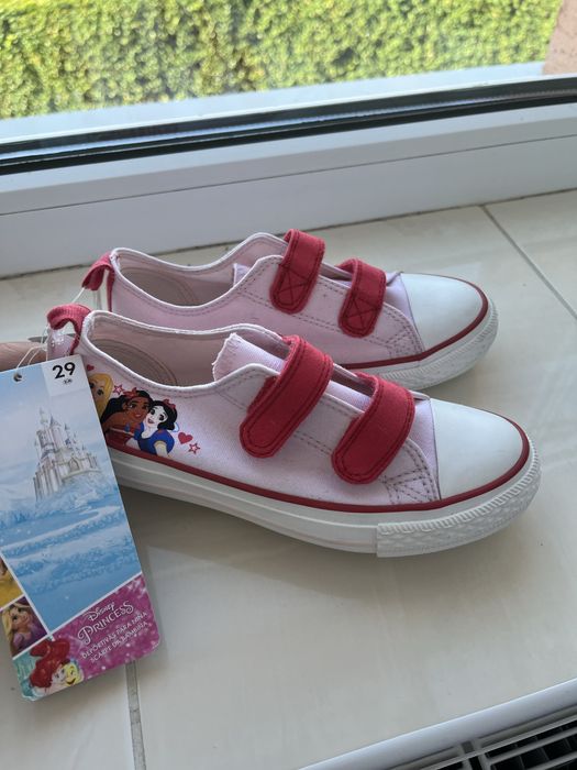 Взуття на дівчинку