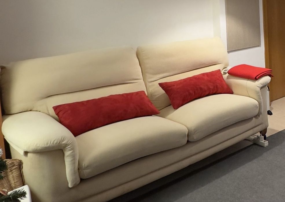 Sofá de 3 lugares e alcatifa cinza