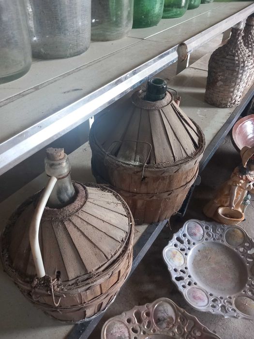 "Dame Jeanne" (ou demijohn em inglês), são chamados de garrafões encestados, preço cada