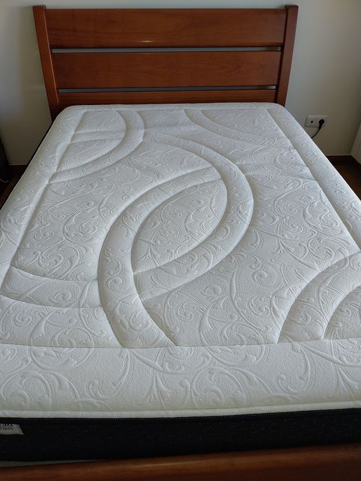 Cama com colchão e estrado