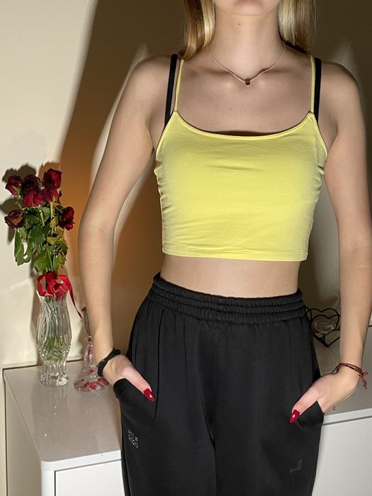 топы красный с кружевом, базовые зеленый и желтый