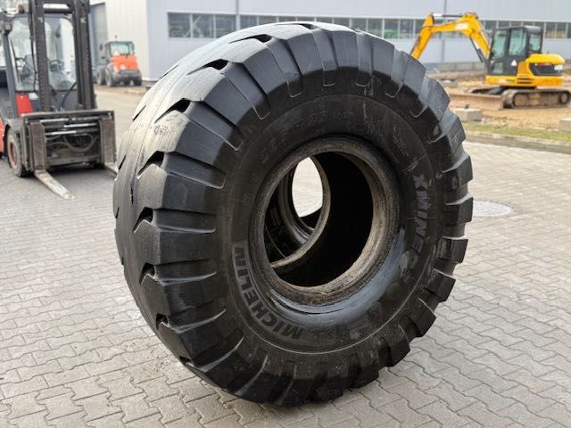 VOLVO OPONA DO ładowarki michelin 26.5-25 komplet 2 szt