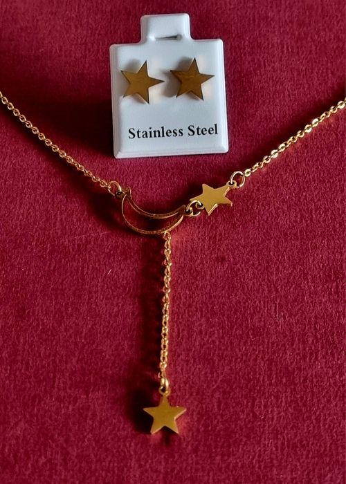 Conjunto dourado (colar e brincos), em aço, com estrelas e uma meia lua.