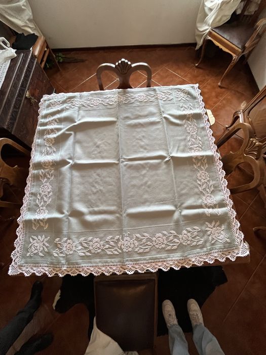Toalha de mesa trabalhada com renda  a ponto cruz– estilo vintage