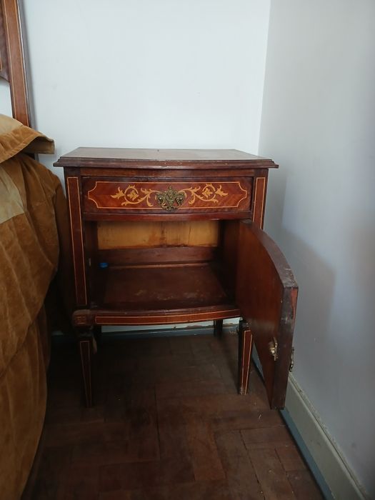 Excelente cama vintage com incrustacoes de madeira e 2 mesinhas de cabeceira