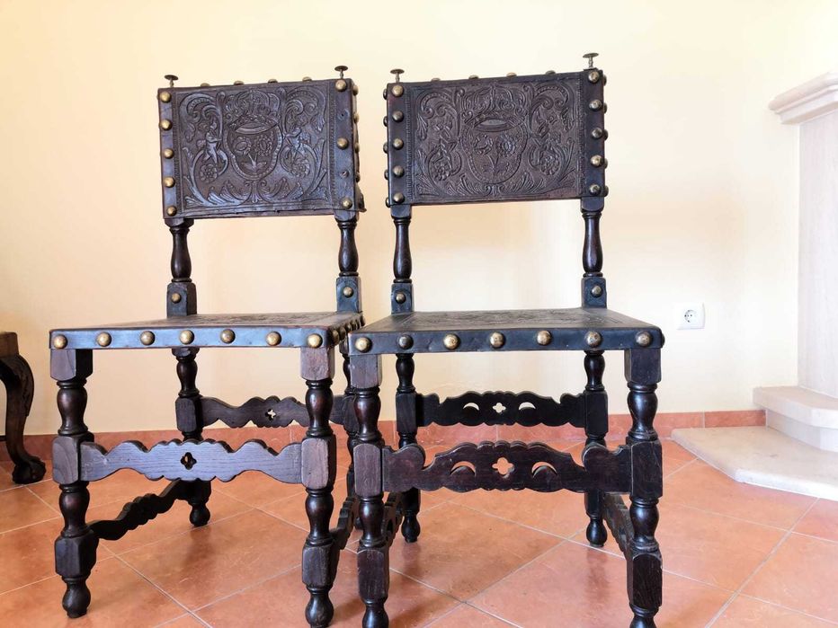 Antiguidades - Vendo Conjunto Cadeiras Couro Preto Séc. XVII