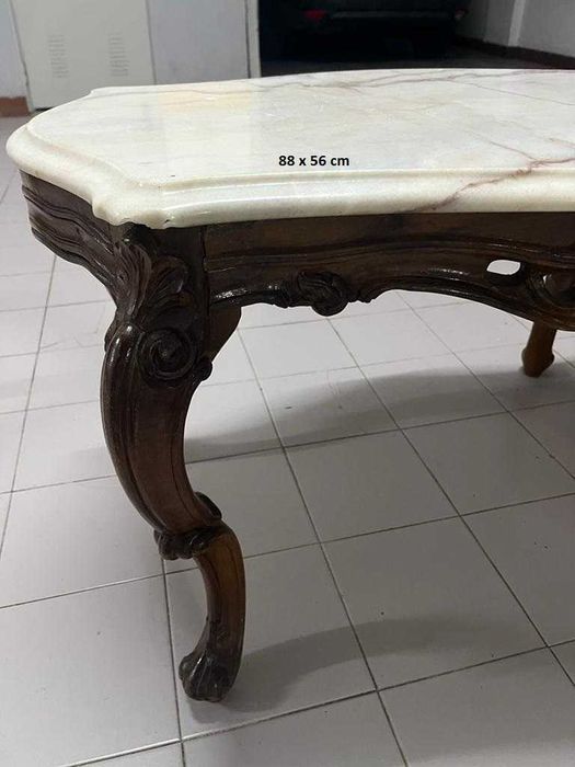 Mesa de Centro com tampo em mármore  com 88 x 56 cm