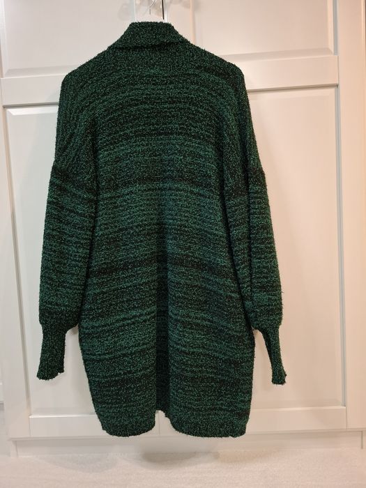 Długi oversize sweter Reserved czarno-zielony boucle rozm. S