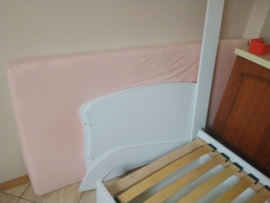 Łóźko z materacem dla dziecka - prawie nowe