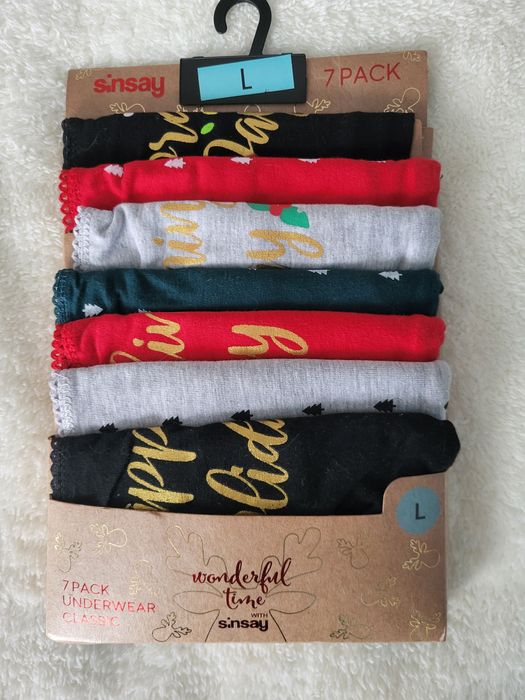 Новорічний набір жіночих трусиків.