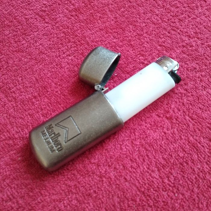 Antyk - etui Marlboro na zapalniczkę typu BIC