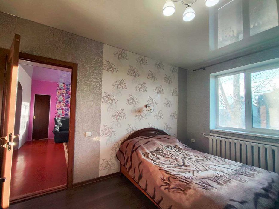 Продам цегляний будинок у центрі Дергачів з частковим ремонтом.