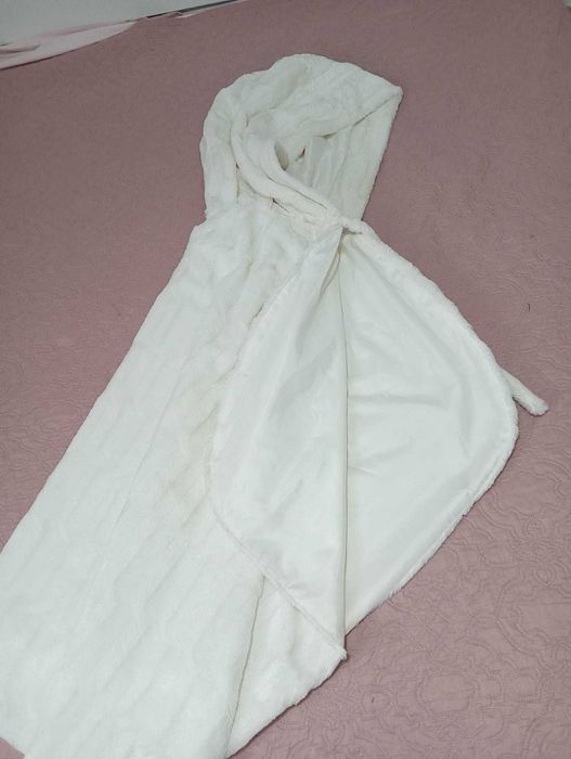 Capa com capuz pelo branco