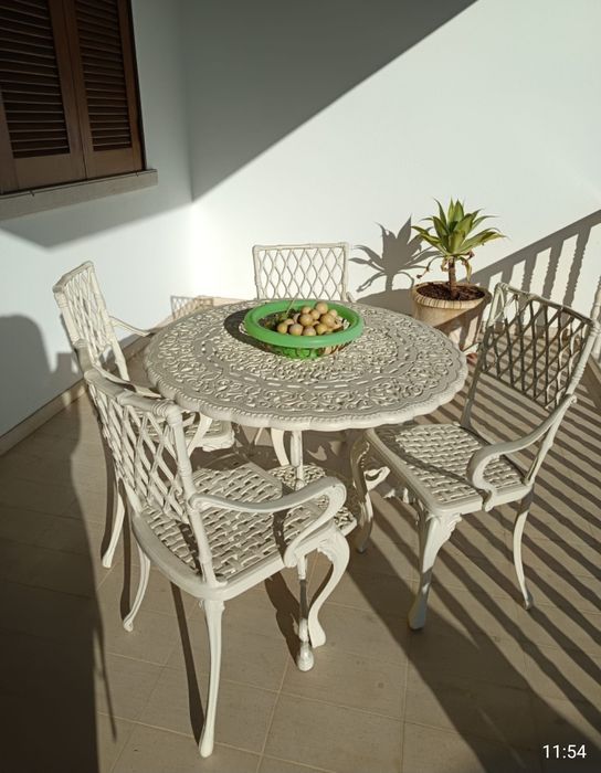Conjunto mesa e cadeiras