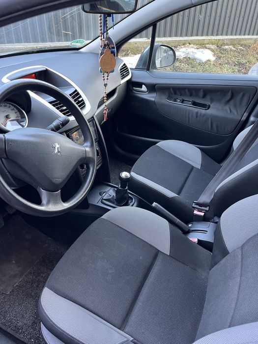 Продається гарний атомобіль, компактний та зручний))