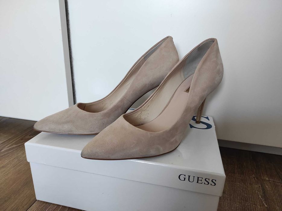 Używane szpilki Guess beż 39 zamsz skóra wysokość 8,5 cm