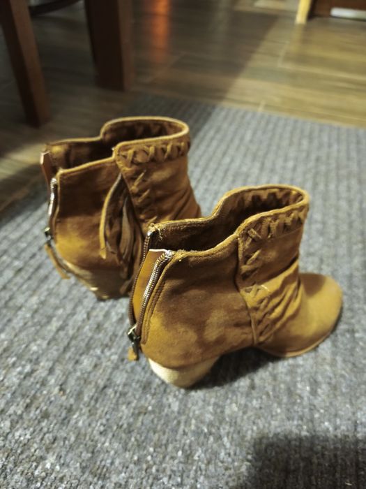 Buty damskie botki z frędzlami