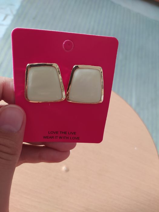 Brincos quadrados dourados e beje NOVOS
