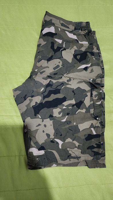 Calções masculinos novos com estampa militar resistente.