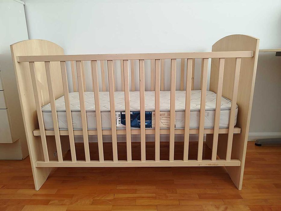 Cama de Bebé em madeira com colchão.