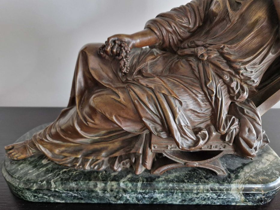 Escultura de bronze sobre base de mármore