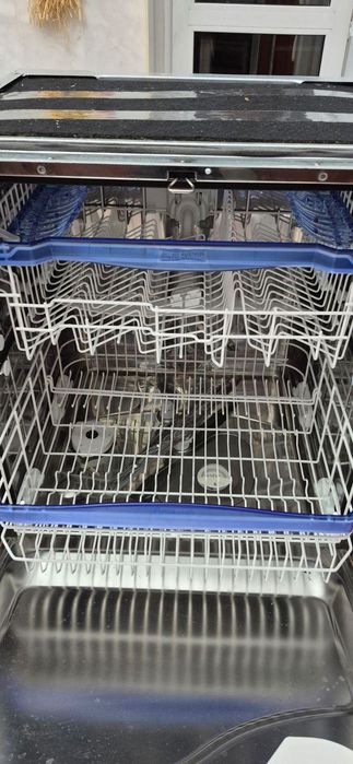 Вбудована посудомийна машина Ariston потребує ремонту на запчастини